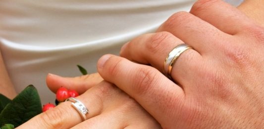 Mơ thấy đeo nhẫn- Giấc mơ báo hiệu tiền tài trong tương lai Nằm mơ thấy đeo nhẫn là điềm báo gì?