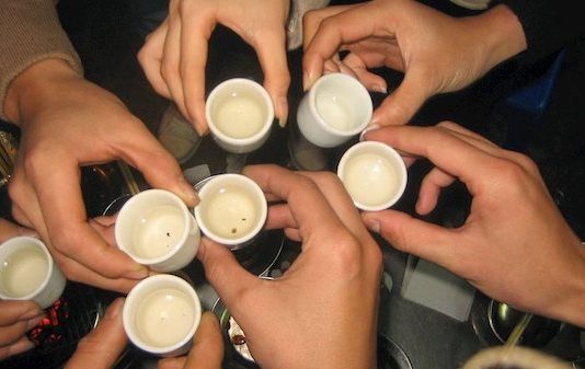 Mơ thấy uống rượu đánh con nào chuẩn nhất để có nhiều tiền? Nằm mơ thấy uống rượu là điềm báo gì?