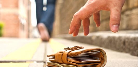 Nếu nhặt được tiền đánh con gì chuẩn nhất? Mơ thấy nhặt được tiền là điềm báo gì?